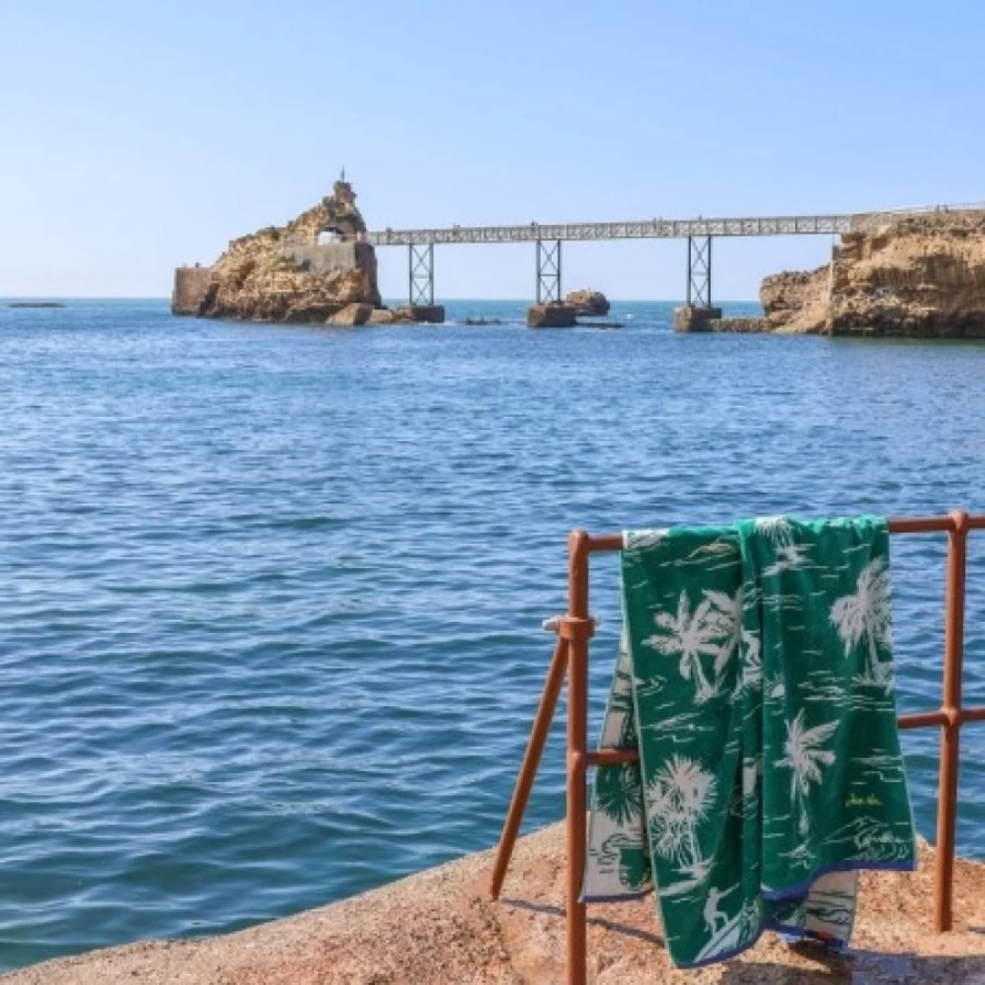 JEAN-VIER Premium Green Beach Towel - Soft, Quick-Dry & Large Ocean-Themed Towel for Sand & Pool